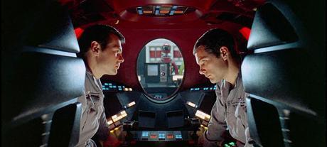 Frank Pole (Gary Lockwood) et David Bowman (Keir Dullea), sous l'œil attentif d'HAL 9000 dans 2001 : A Space Odyssey (Image : MGM).