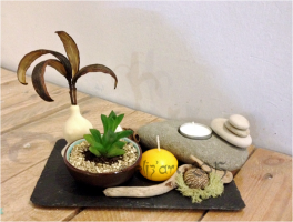 Composition végétale par Eliz'art ( ardoise, galets, végétaux séchés, bois flotté, lichen, succulente)
