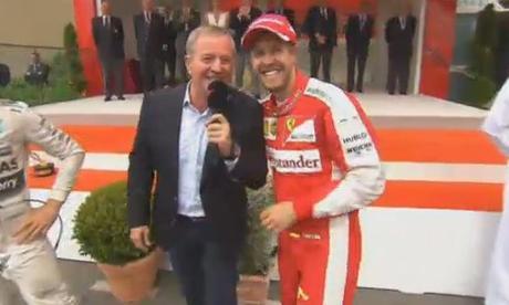Vettel tout sourire, savoure sa 2eme place. 