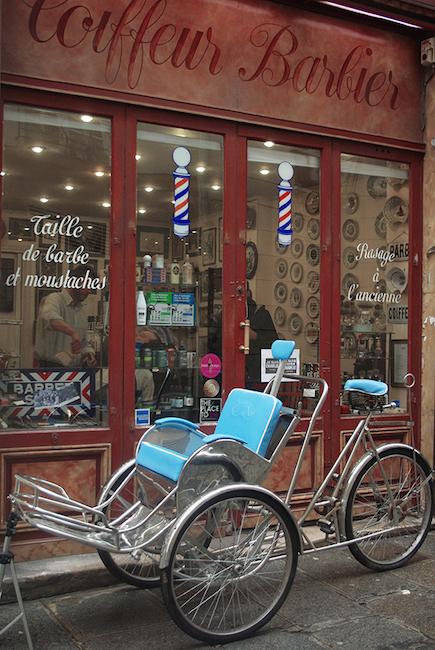 Un barbier ambulant à Paris