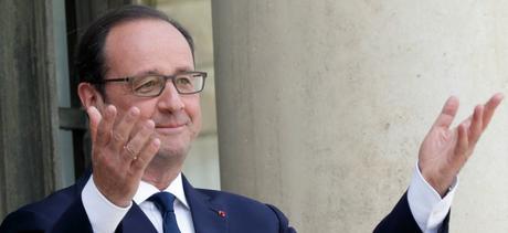 Le président François Hollande sur le perron du palais de l'Élysée, à Paris, le 13 mai 2015 | REUTERS/Philippe Wojazer