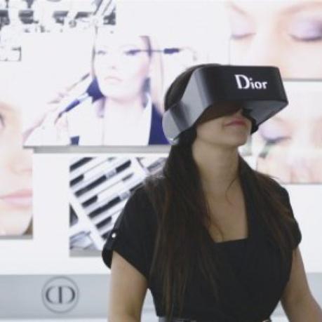 Dior lance son propre casque de réalité virtuelle dès le mois de juin, baptisé le « Dior Eyes »