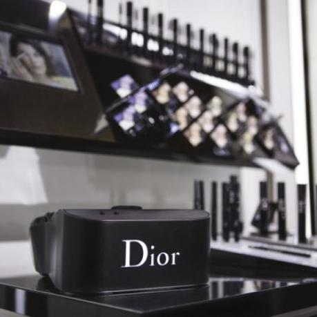 Dior lance son propre casque de réalité virtuelle dès le mois de juin, baptisé le « Dior Eyes »