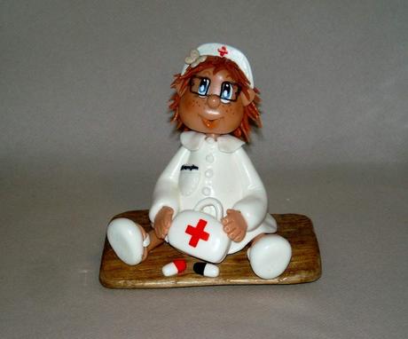 Petite  infirmière personnalisée en porcelaine froide