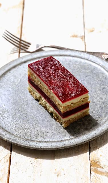 Gâteau de fêtes des mères à la vanille et aux cerises
