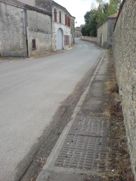 Trottoirs entretenus dans un bourg à proximité de la Soloire, affluent de la Charente