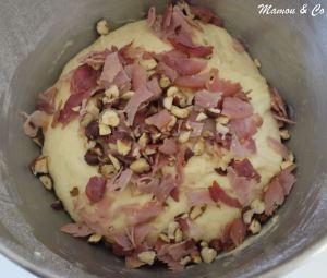 Mini kouglofs au jambon fumé et aux noisettes