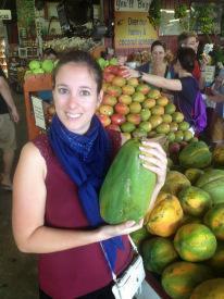 Sarah au marché de fruits et légumes frais, en Floride