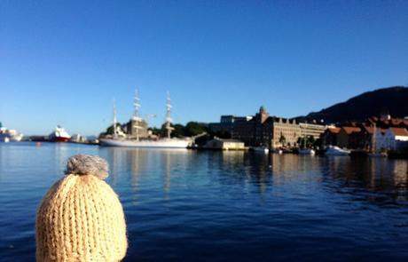 globe-t-bonnet-voyageur-travelling-winter-hat-bergen-bryggen-matin-voilierB