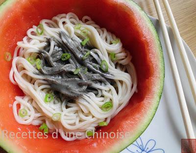 Salade de nouilles dans une pastèque ! 西瓜芝麻酱凉面