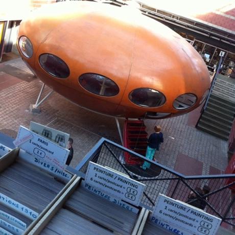 Puces ovni Paris France