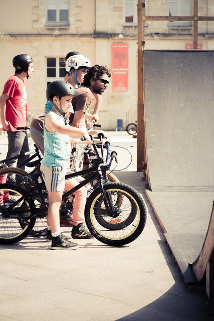 à 10h du mat' le street réveille Langon à coup de colles, de bombes, de pochoirs, sous les roues des bmx sur fond de bonne musique : c'est Graffic Urbain #!