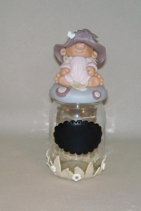 Pot avec lutin en porcelaine froide