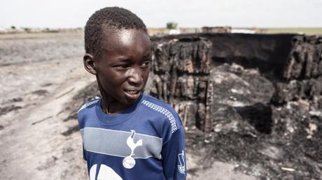 Un enfant devant sa maison brûlée, Leer, Soudan du Sud, 23 mai 2015- CICR/ P. Krzysiek