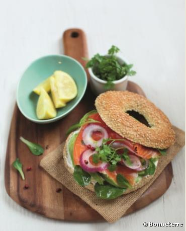 Bagel de saumon fumé bio Bonneterre mariné au citron vert, oignons rouges & mâche