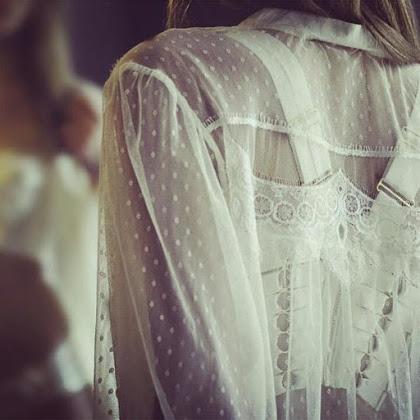 lingerie de mariage en mousseline à pois et dentelle transparente blanche , Vanessa Lekpa , shell belle couture love story