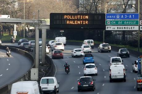 CHARLES PLATIAU / REUTERS Episode de forte pollution à Paris, le 23 mars.
