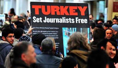 Un gouverneur turc fait arrêter brièvement quatre journalistes qui l'interrogeaient sur l'État Islamique