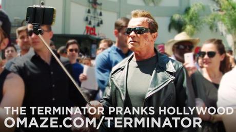 Vidéo : Schwarzie piège ses fans en Terminator …