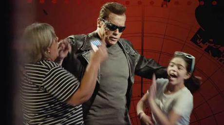 Vidéo : Schwarzie piège ses fans en Terminator …