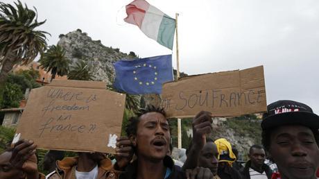 Des migrants manifestent en Italie après avoir été bloqués à la frontière franco-italienne près de Menton (Alpes-Maritimes), le 12 juin 2015.