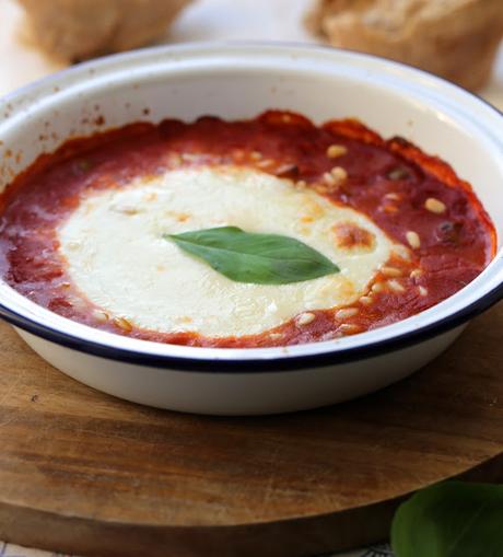 Mozzarella au four , sauce aux  tomates et aux olives