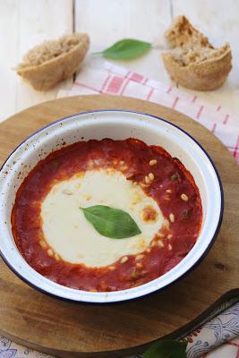 Mozzarella au four , sauce aux  tomates et aux olives
