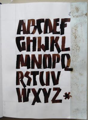 Traces larges à l'extrait de cassel, posées d'un geste tr...