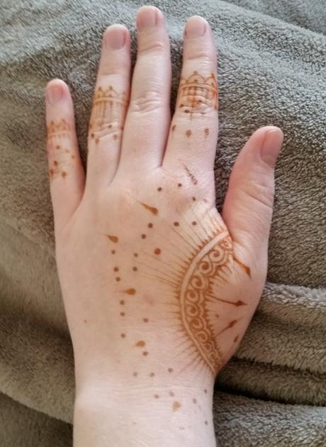 Tatouages éphémères à Tours : des paillettes et du henné avec La Main de Fée Tatouage henné La Main de fée