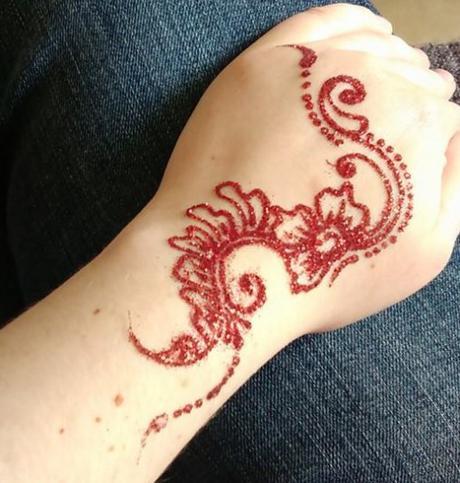 Tatouages éphémères à Tours : des paillettes et du henné avec La Main de Fée Tatouage paillettes de la Main de Fée