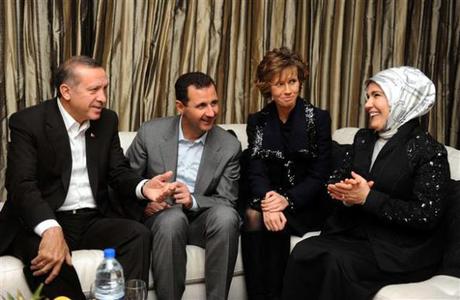 De gauche à droite: Erdogan, al-Assad, Asma Assad et Amine Erdogan