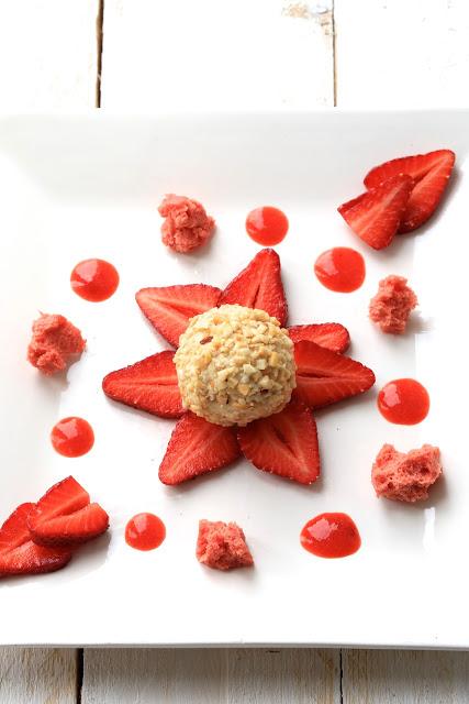 Sphère de glace vanille au pralin , fraises et sponge cake