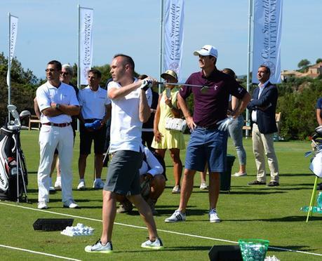 Andres Iniesta apprend le golf avec une pointure