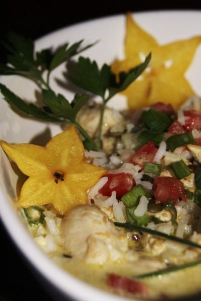 Poulet au curry vert et lait de coco.
