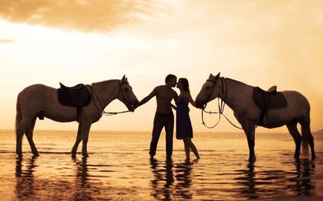 Love-Couple-on-Beach-with-Horses-Photos1