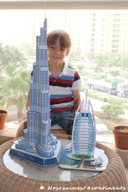 Mon fils aîné, à Dubaï, avec les maquettes qu'il a dû laisser derrière lui