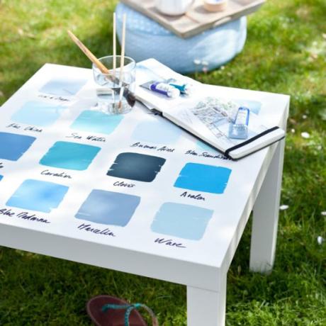 On craque pour cette table nuancier ! Quelques coups de pinceau...