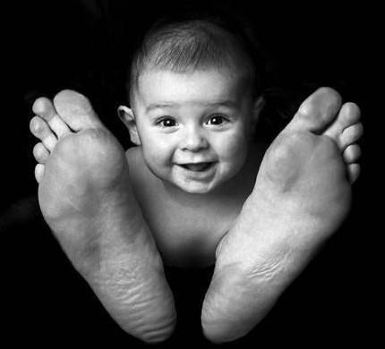 Bébé-a-de-grands-pieds