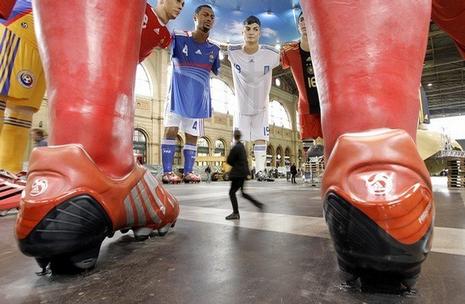 Joueurs de foot géants dans la gare de Zurich