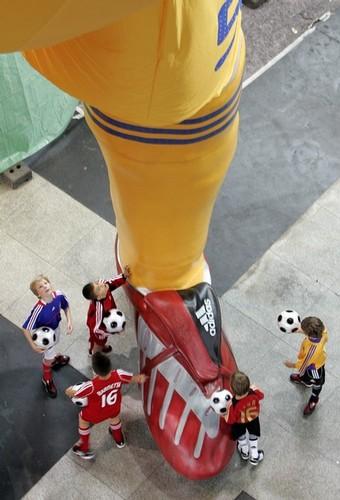 Joueurs de foot géants dans la gare de Zurich
