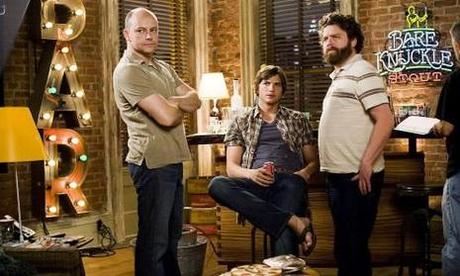 Cameron Diaz vs. Ashton Kutcher Ashton Kutcher (au centre) & Rob Corddry (ΰ gauche)