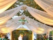 décorations cérémonie romantiques avec tapis d’église blanc