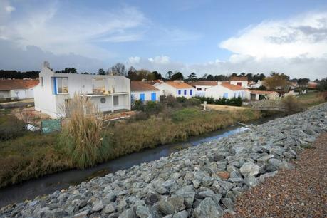 Photo prise le 15 février 2011 de pavillons endommagés et abandonnés d'un quartier pavillonnaire situé en contrebas de la digue du Lay à La Faute-sur-Mer, dévasté par la tempête Xynthia