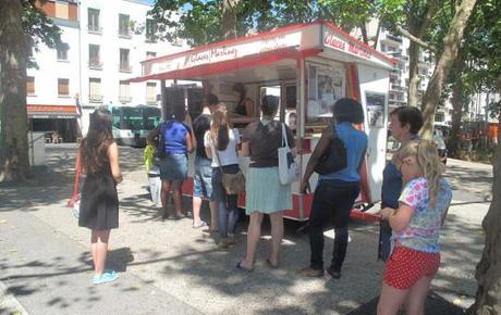 Montreuil, ce lundi. A 16 heures, il y a la queue devant le camion de galces, sur la place de la mairie. José Martinez a deux autres camions, à la Croix-de-Chavaux et au parc Montreau.