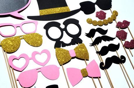 Photobooth accessoire deguisiement mariage moustache chapeau lunettes.