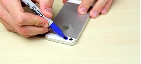 Mettez du ruban sur le téléphone ce qui se passe est épatant!