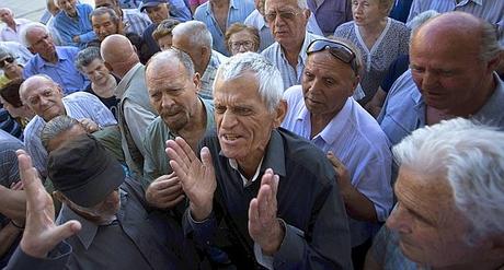 Des retraités grecs s’impatientent devant une banque. (Emilio Morenatti/Keystone)