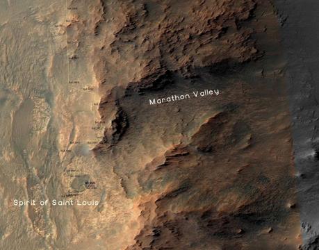 Sur cette image de la sonde MRO, le parcours d’Opportunity sur les remparts ouest d’Endeavour a été tracé jusqu’au Sol 4031 (26 mai 2015). Ce jour-là, le rover sur le bord du petit cratère _Spirit of Saint Louis_. La vallée creusée à droite se nomme Marathon Valley. Plus à droite encore, hors champ, il y a l’intérieur du cratère de 22 km de diamètre