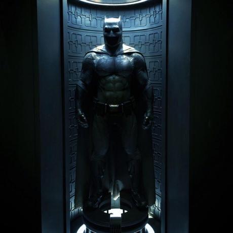 batman-v-superman-costume-batman-batcave-image-580x579