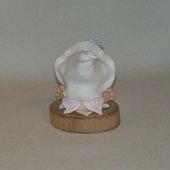 p'tit lutin sur rondin de bois flotté en porcelaine froide